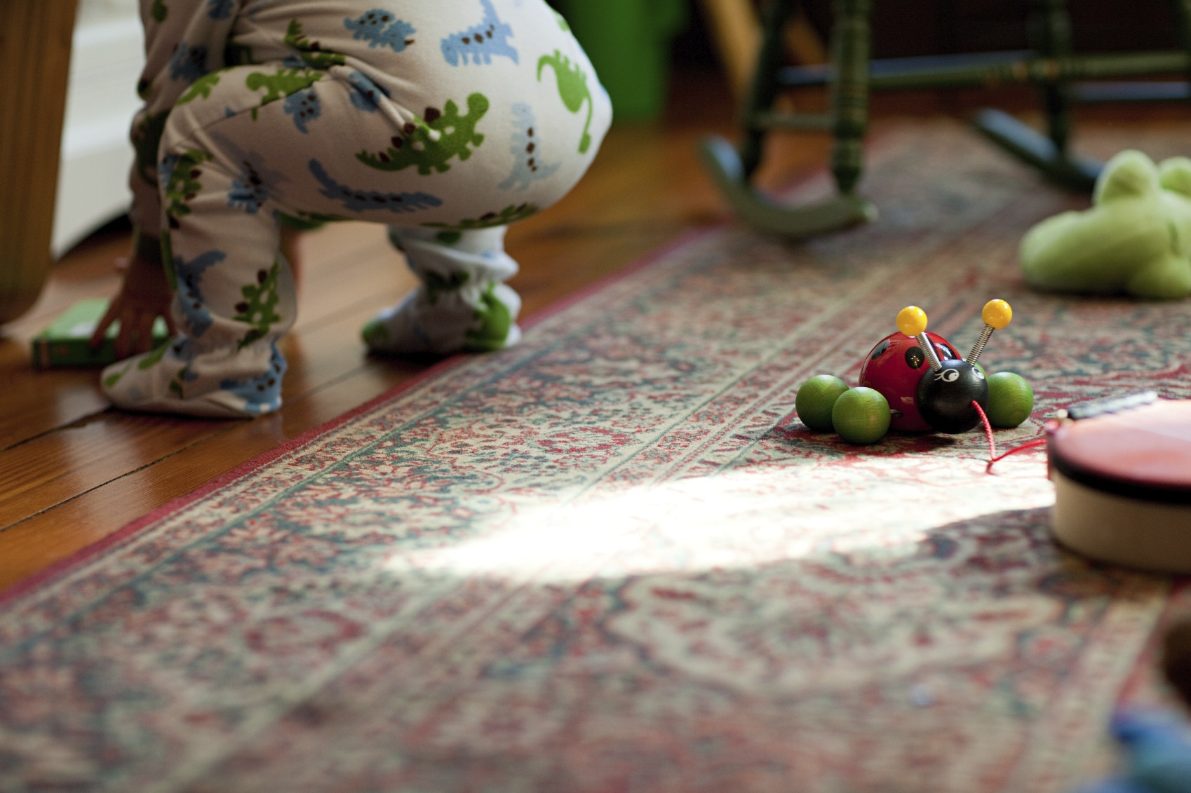 Niño pequeño y juguetes en el salón