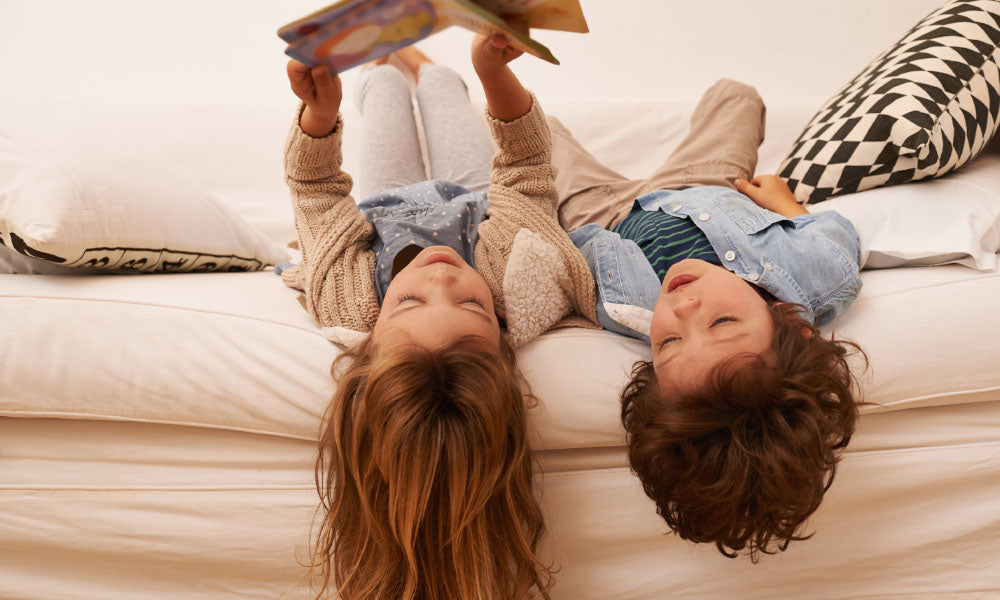 niño y niña mirando un libro