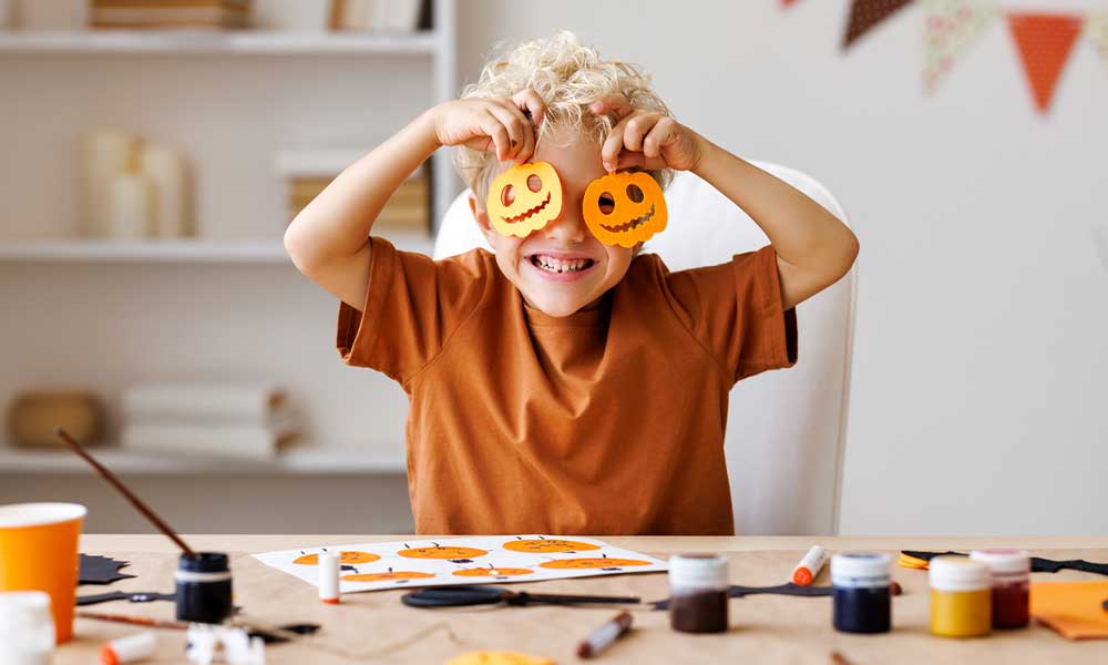 5 actividades para niños que van más allá de tallar calabazas