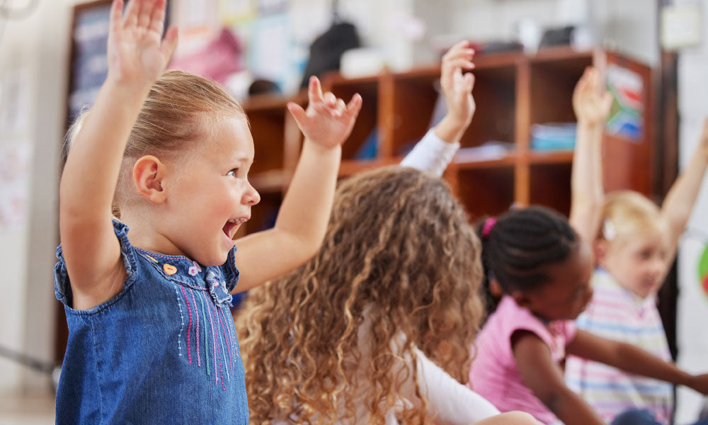 niños sentados en clase