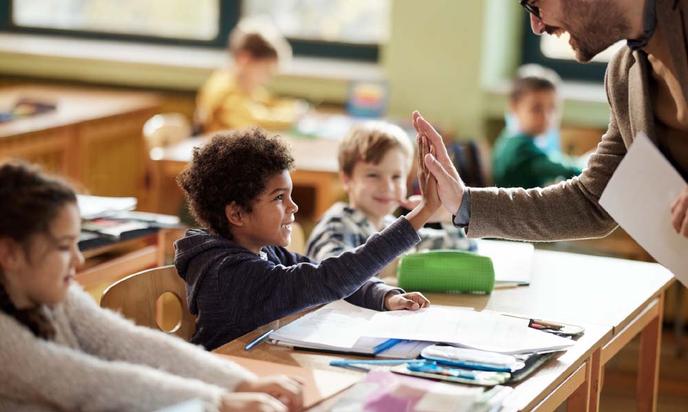 un profesor y un alumno se chocan los cinco