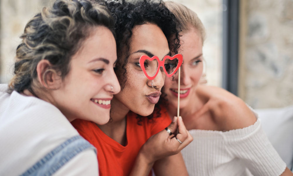 tres mujeres posando para una foto