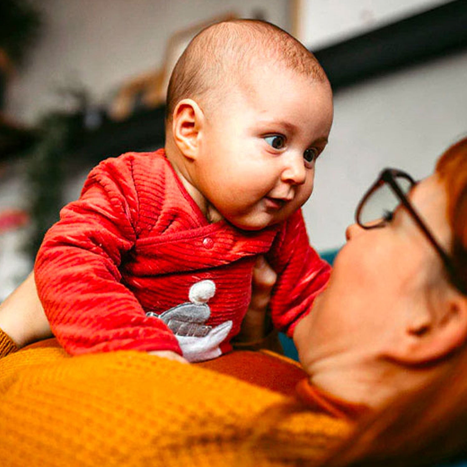 madre e hijo mirándose el uno al otro